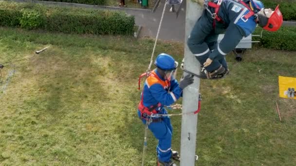 Concorrente sale palo con gamba-ferri per salvare manichino uomo in soccorso — Video Stock