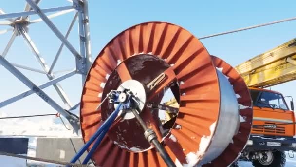 Enorme matassa di corda in acciaio si srotola sul cantiere di sottostazione del trasformatore in inverno — Video Stock