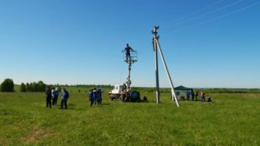 hareket elektrik lambası yeşil çim arasında yükleme işçilere