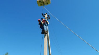 elektrikçi post eğitim adlı kukla kurban kaldırır