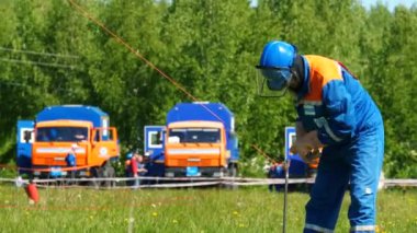 çalışan rüzgarlar ve çizgili kırmızı bant üzerinde metal pilon eskrim giderir