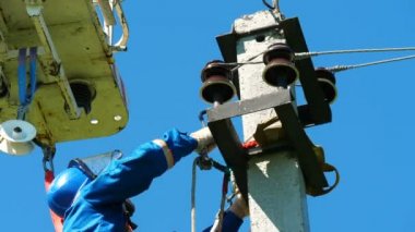 teknisyen elektrik verici donanımlar yazı üzerine hizmet vermektedir