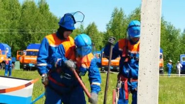 çalışanları yarışmaları sahasının kutup için iletim hatları düzeltmek
