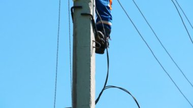 Kazan, Tataristan Rusya - 23 Mayıs 2018: Görünüm altındaki mavi üniformalı profesyonel çalışan elektrik kablo iletim yüksek gerilim hattı yarışmalarda yayında 23 Mayıs kazan bağlanır