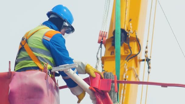 Werknemer installeert detail op elektrische lantaarnpaal in wieg — Stockvideo