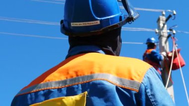 elektrikçi elektrik mavi gökyüzü karşı yayında tamir