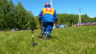 adam sırt numarasıyla çizme koyar ve yüksek gerilim hattı üzerinden ip atar