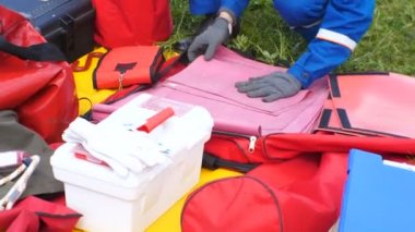 Elektrikçiler yarışmalarda taşınabilir kırmızı aracı torba içine bir şeyler koymak