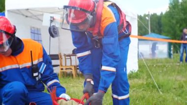 elektrikçi halat bağları göndermek için taşınabilir çanta taşır içine temel araçları koyar