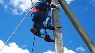 elektrikçi-tesisatçı tırmanıyor kutup bacak-ütüler ile manken kurtardığın holding
