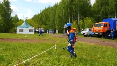 adam kıyafeti çekiç kamyonlar karşı rekabet alanına yürüyor tutar