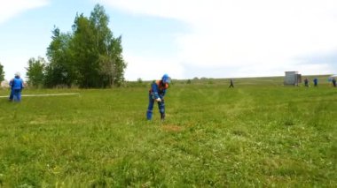 adam çekiç peg çim sahada profesyonel rekabet için hazırlanıyor