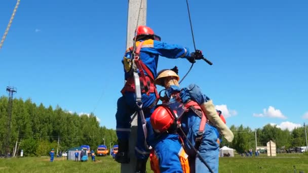 Конкуренты ниже манекен от полюса положить на траву на соревнованиях — стоковое видео