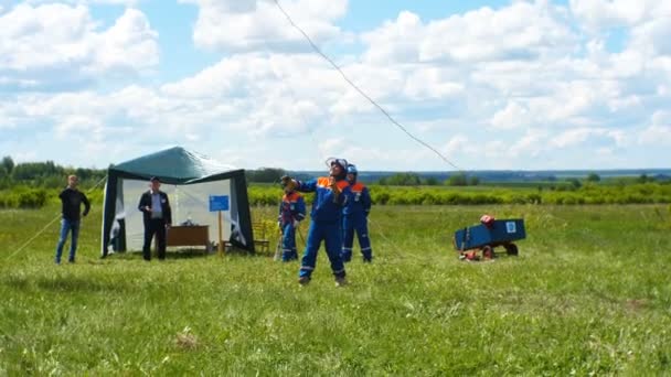 Competidor tira de la cuerda sobre cables vientos en clavija por juez de profesión — Vídeos de Stock