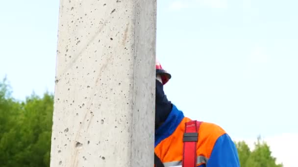 Elektrikçi-tesisatçı tam kıyafeti beton sonrası bacak-ütüler ile yukarı tırmanıyor — Stok video