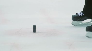 closeup hokey Yargıç uzak siyah pakı Ice arena alır.