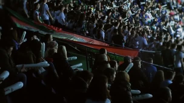 Fanoušci aktivního týmu skok mezi diváků na stadionu stojany — Stock video