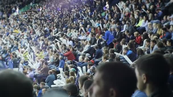 Happy hokej fanoušci obrovský dav mysli sportovci na tribuny — Stock video