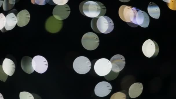 Kameran visar i flöde fokus ljusa färgade runda lampor — Stockvideo