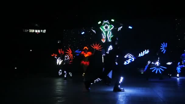 暗闇の中で熟練したダンサーによって実行される素晴らしいネオン ダンス ショー — ストック動画