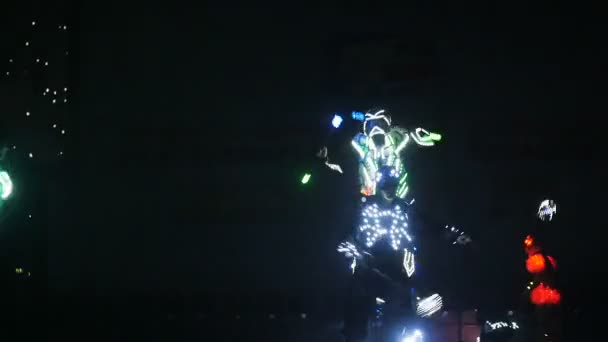 Oyuncu parlak neon kostümleri ile inanılmaz gece show — Stok video