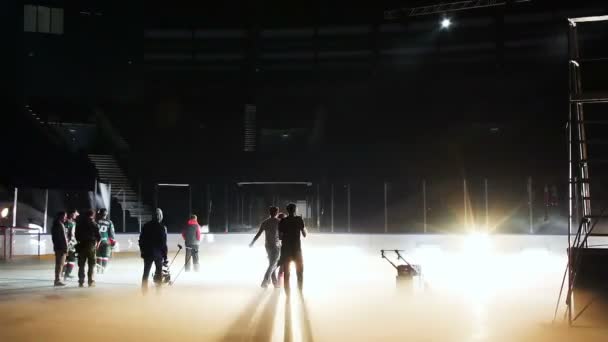 TimeLapse színpadon munkavállalók telepíteni, berendezések nagy koncert — Stock videók