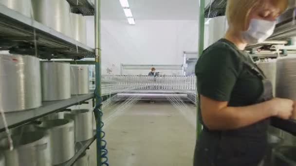 Movimiento del telar más allá de los hilos en movimiento a los bastidores con bobinas chica controla proceso — Vídeo de stock