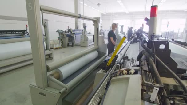 Kızın üniformalı kumaş üretim Atölyesi işleminde tezgah kontrol — Stok video