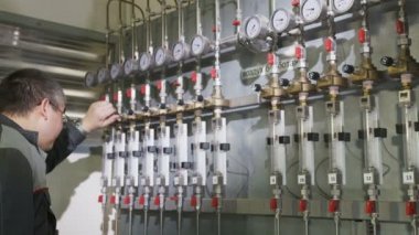 Dijital multi metre okumalar kimyasal tesisinde çalışan denetler