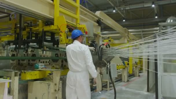 Pracownik kontroli wątku napięcia w warsztat produkcji tkaniny — Wideo stockowe