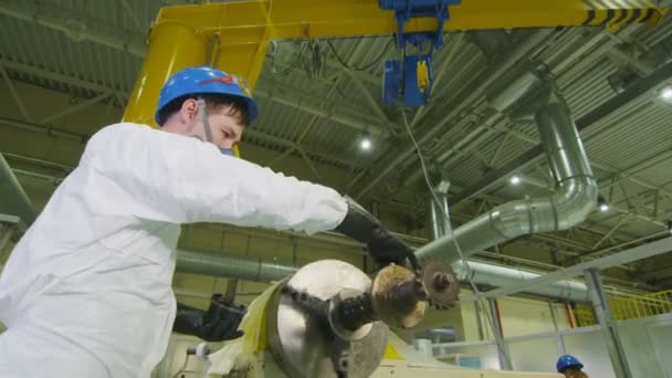 Technicus controleert smerende kwaliteit van machine roterende schacht in fabriek — Stockvideo