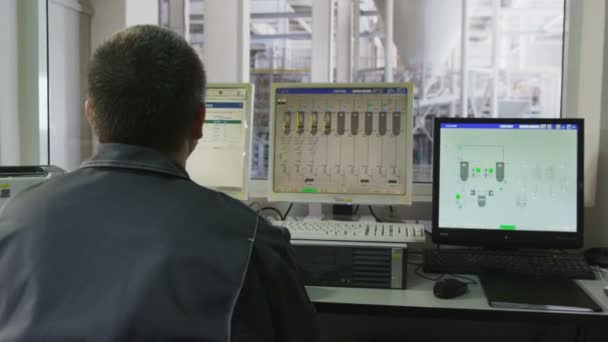 Movimiento del ingeniero en la sala más allá de la computadora al taller de producción de gránulos — Vídeos de Stock