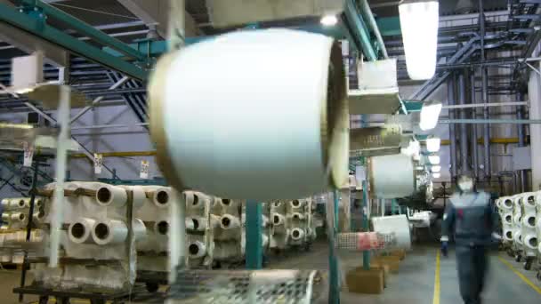 Time lapse overhead conveyor transporta bobinas de rosca proceso de control de trabajadores — Vídeo de stock