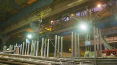uzun metal Polonyalılar vinç altında kalifiye çalışanı çalışmak