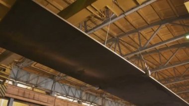 büyük metal parça boyunca hareket koymak ve alt yakınında Standları