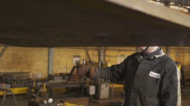 Sac fabrikasında aşağı koyarak kalifiye teknisyen denetimleri