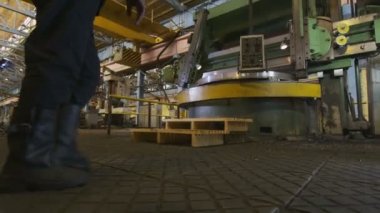 Operatör bardaklarda dönüm makine çalışma kontrol etmek için geliyor