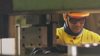 çalışana makine aracı sabitleme bardaklarda geçmiş hareket