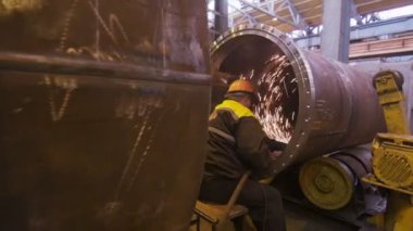 arka görünümü kaynakçı büyük metal tüp bölümü içinde çalışır