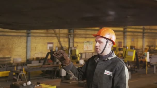 Kille anställd kontroller stor metall bit lägga ner av crane — Stockvideo