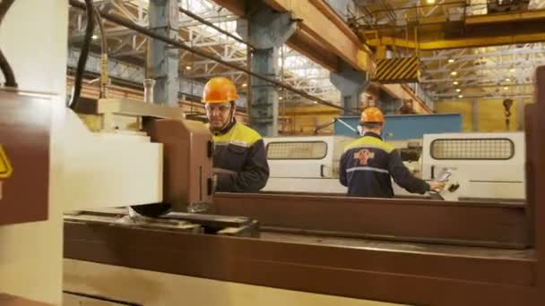 Trabajador calificado opera con la máquina de molienda en planta — Vídeo de stock