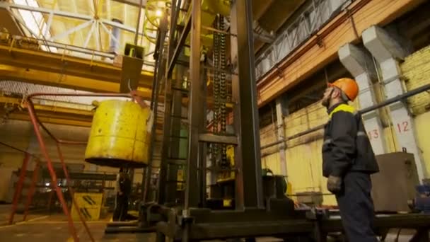 カザン タタールスタン共和国ロシア 2018 日カザンの中間倉庫でオイルを抽出するため現代の大型工作で制服立っている灰色の労働者への動き — ストック動画