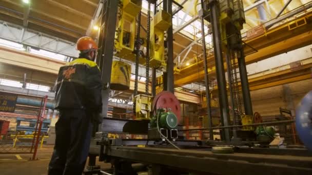 Trabalhador vista traseira controla grande máquina com compressor — Vídeo de Stock