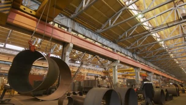 Il tecnico controlla il trasporto della parte del tubo metallico dalla gru — Video Stock