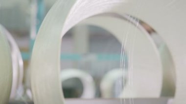 görünümü bobin delik foreman ile cam elyaf iplik kalite kontrol eder.