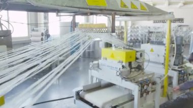 Kemer çalışan denetimler cihazlarda kesme makinası fiberglas düşüyor