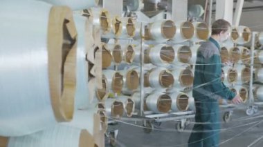 Fiberglas bobin geriye doğru izleme konu hareket ve işçi işlemi izlemek
