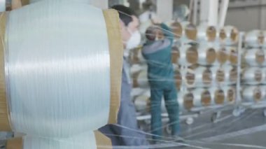 kapatın fiberglas bobin gevşeyin Tekdüzen denetim sürecindeki işçilerin