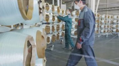 maskeleri monitör fiberglas bobin malzeme üretmek için dinlenmek çalışanların