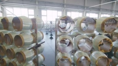 geriye doğru izleme konu büyük pencereler ile atölye beyaz fiberglas bobinler
